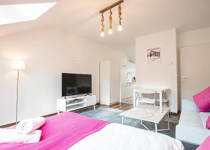 Airy Attic Apt.: Stylish At Penzing Area * Vienna