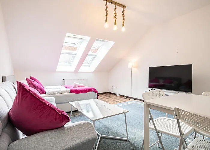Airy Attic Apt.: Stylish At Penzing Area