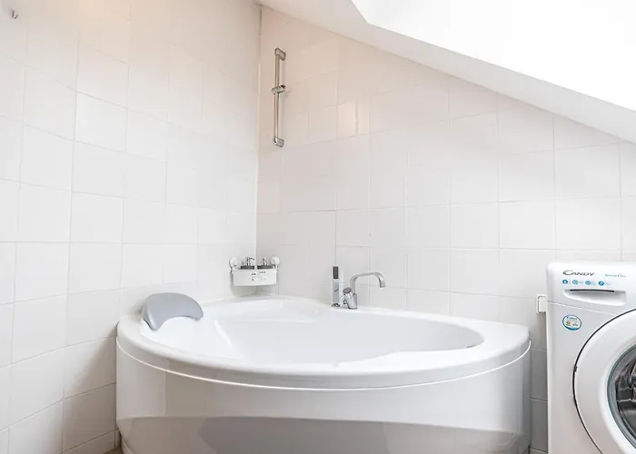 Apartment Airy Attic Apt.: Stylish At Penzing Area