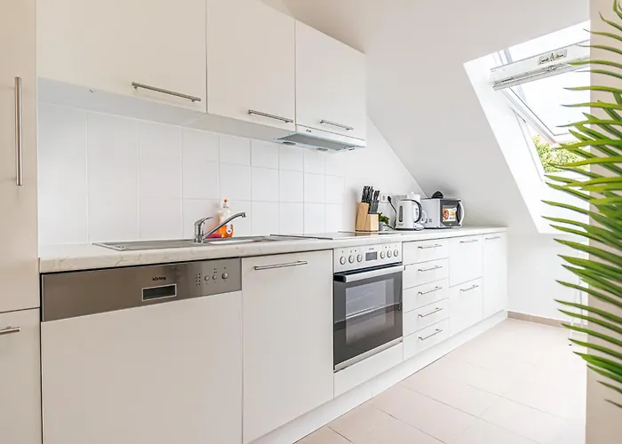 Airy Attic Apt.: Stylish At Penzing Area