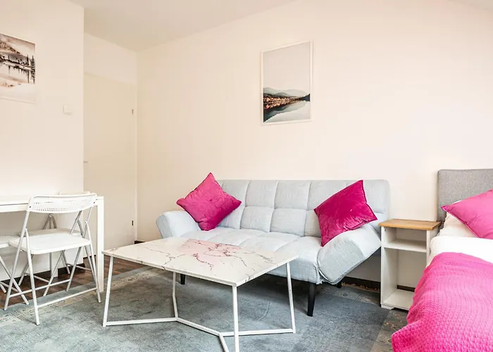 Airy Attic Apt.: Stylish At Penzing Area Apartment *