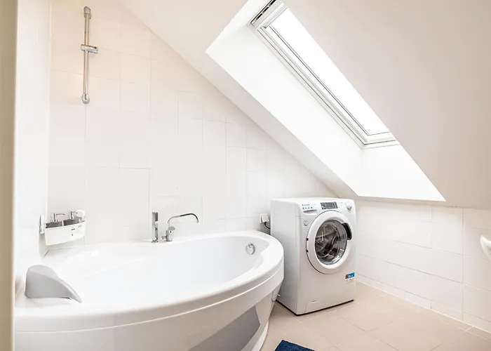 Airy Attic Apt.: Stylish At Penzing Area