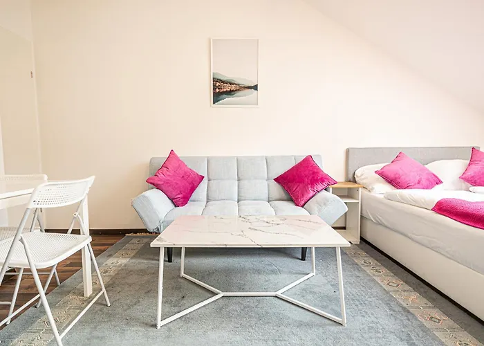 Airy Attic Apt.: Stylish At Penzing Area Apartment *