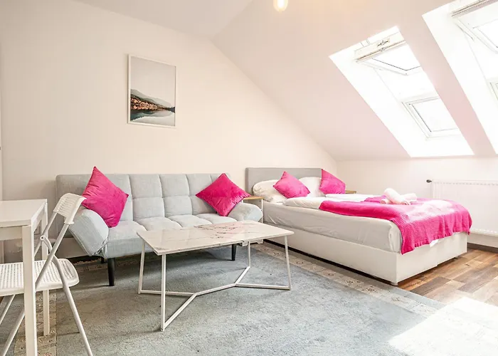 Airy Attic Apt.: Stylish At Penzing Area *